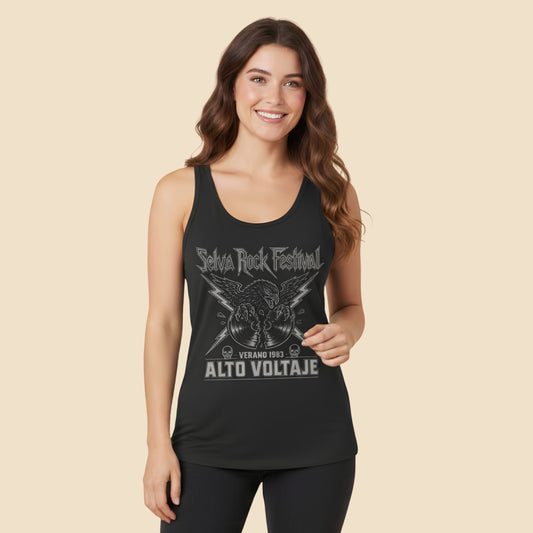 Mujer vistiendo camiseta de tirantes negra de estilo vintage con gráfico de hard rock y estética de los años 80.
