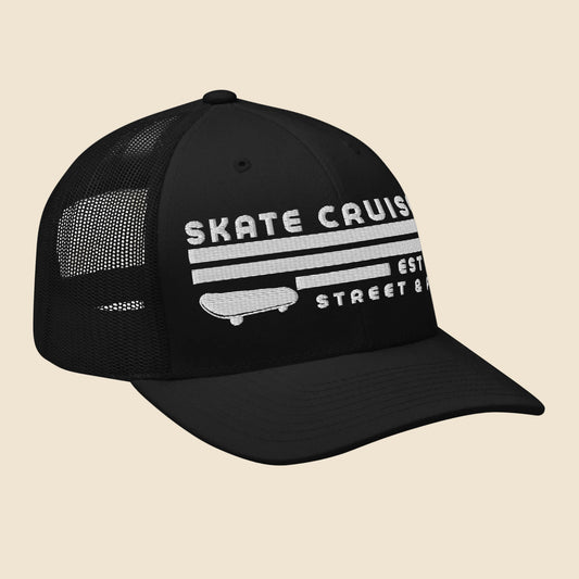 Gorra de rejilla negra estructurada con gráfico bordado de monopatín y tipografía urbana.