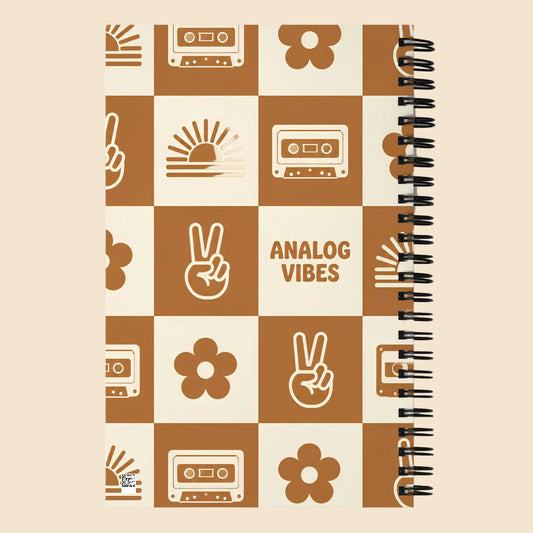 Parte trasera de libreta de espiral con diseño minimalista y encuadernación metálica.