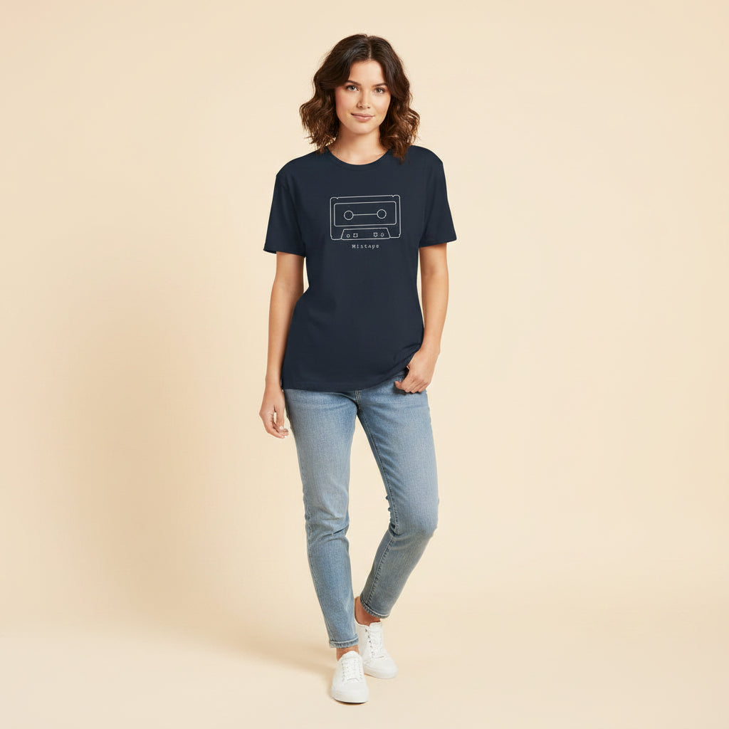 Camiseta negra doblada con diseño de cassette vintage en la parte frontal.