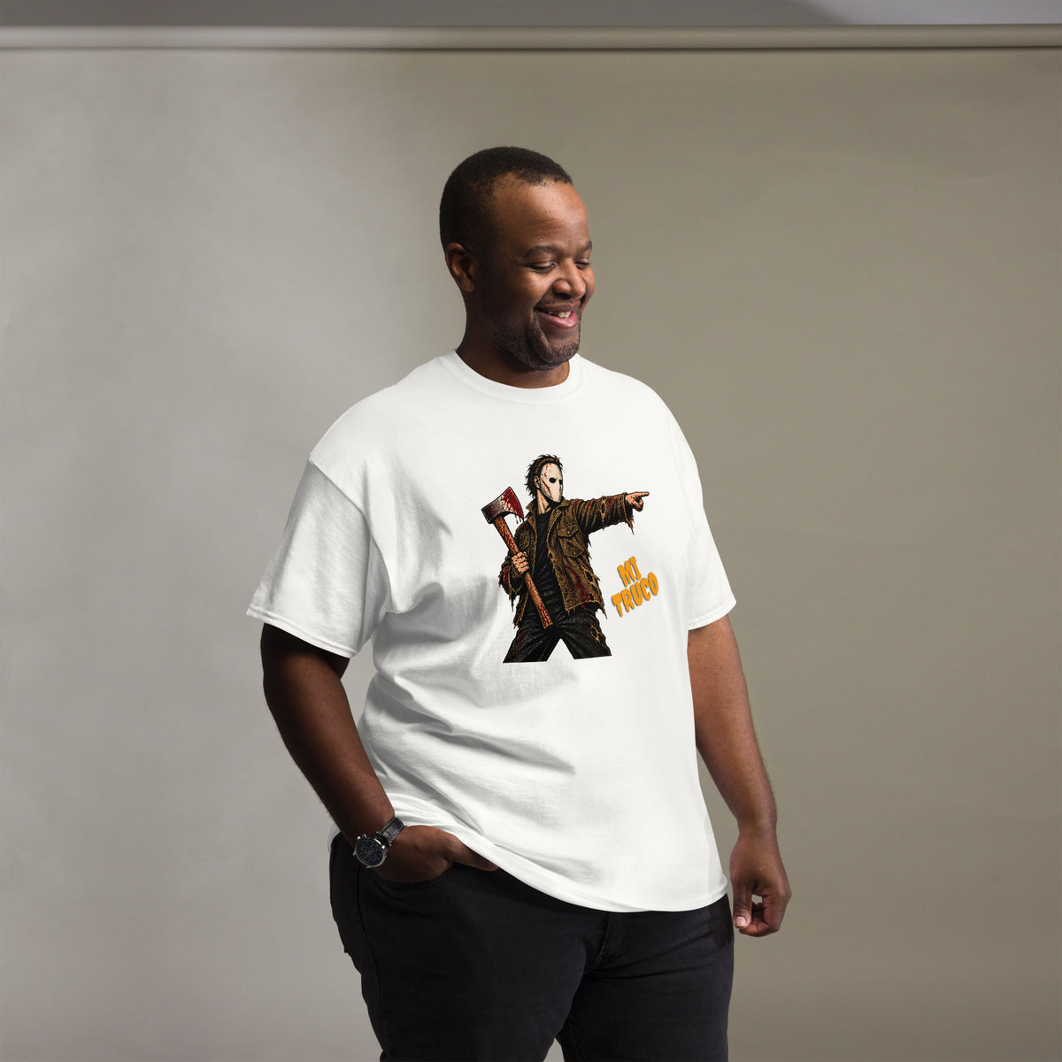 Hombre con camiseta blanca con diseño de terror vintage Mi Truco