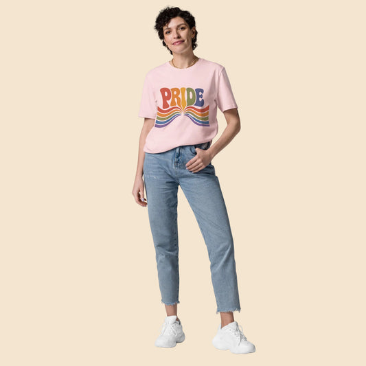 Chica vistiendo camiseta de algodón sostenible color Cotton Pink con gráfico Pride