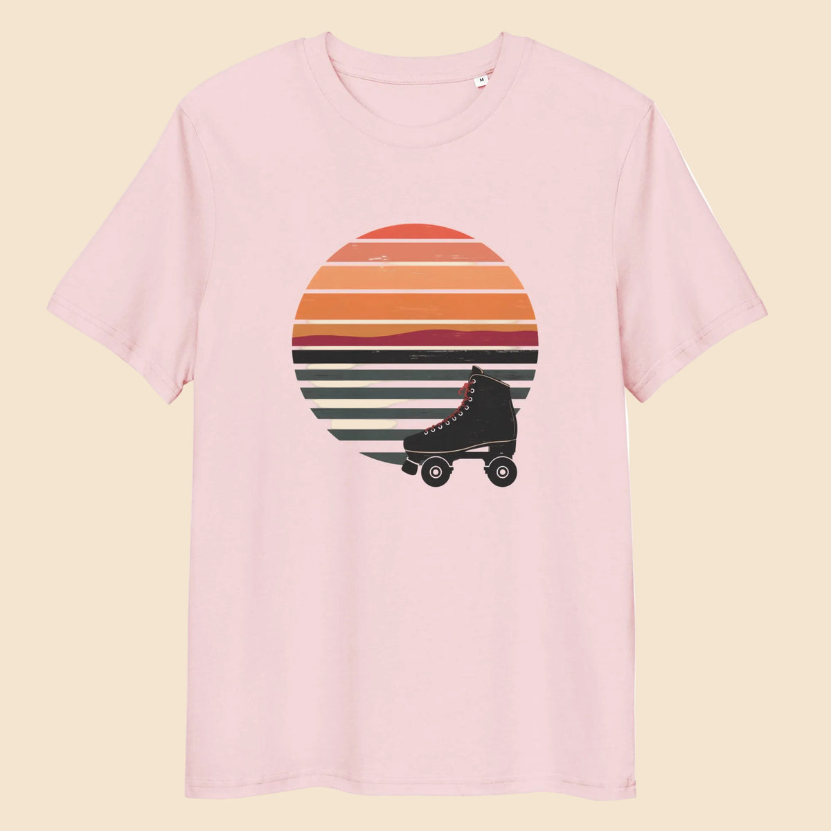 Camiseta rosa estampada con ilustración de patín de cuatro ruedas y puesta de sol a rayas