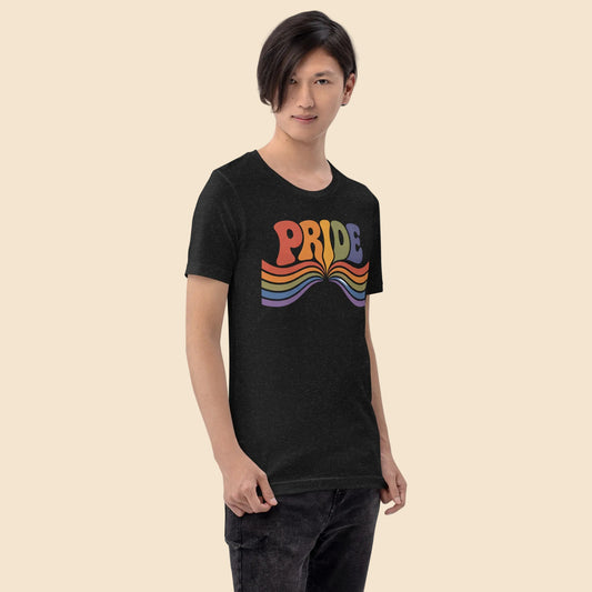 Hombre vistiendo camiseta de manga corta negra de estilo vintage con gráfico del orgullo en tipografía retro.