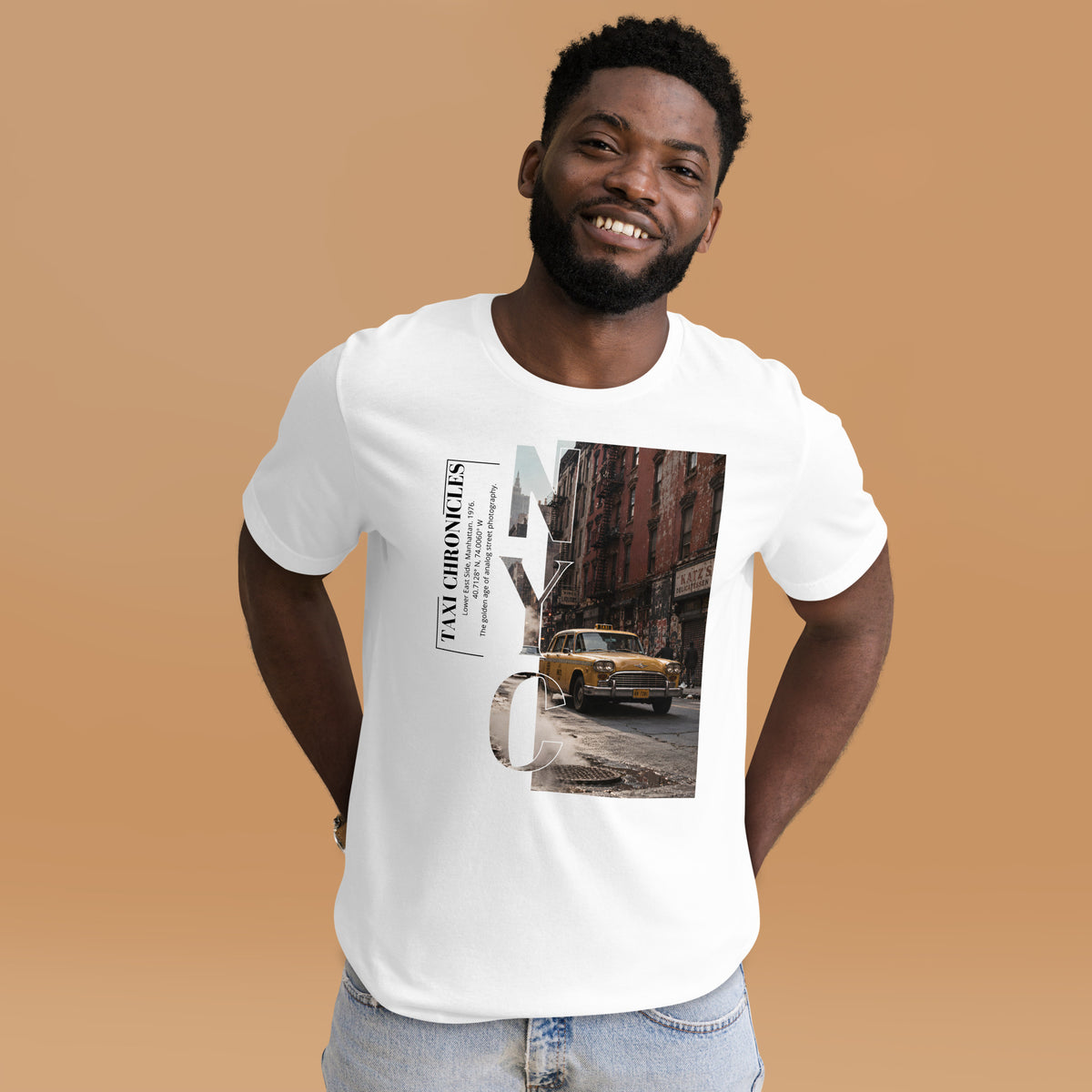 Hombre con camiseta blanca Taxi Chronicles con ilustración vintage de un taxi de Nueva York