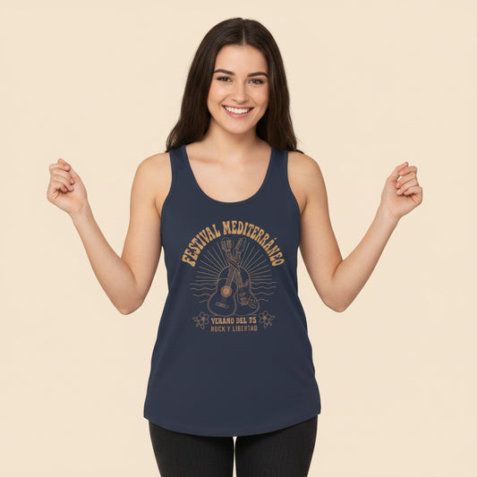 Mujer vistiendo camiseta de tirantes marino con diseño de guitarras entrelazadas en festival mediterraneo