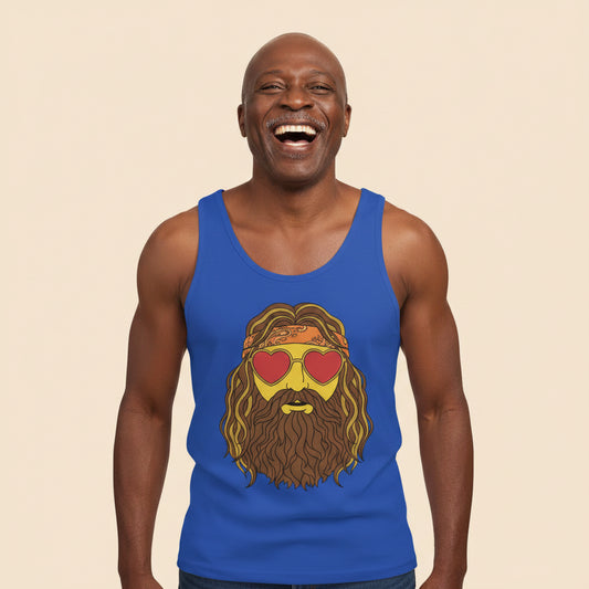 Hombre con camiseta de tirantes azul con diseño retro de rostro barbudo y gafas de corazón rojas