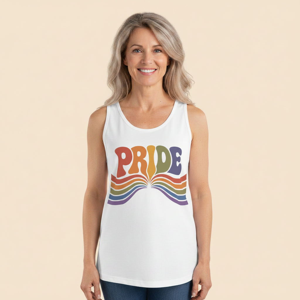 Mujer vistiendo camiseta de tirantes blanca de corte clásico con gráfico de ondas arcoíris de los años 70.