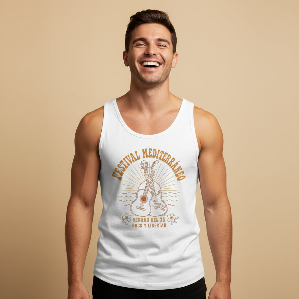Hombre luciendo camiseta de tirantes de color blanco con diseño retro