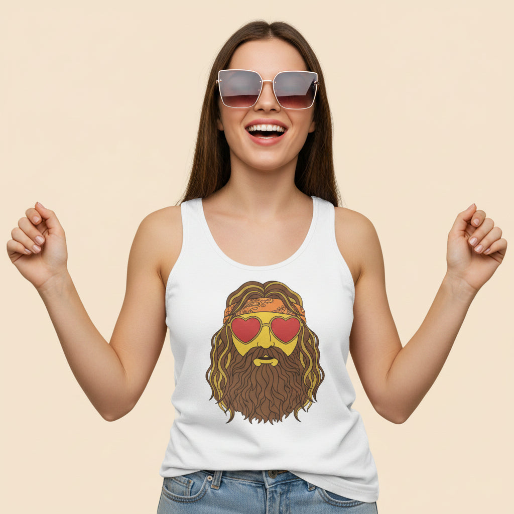 Mujer con camiseta de tirantes blanca con diseño retro de rostro barbudo y gafas de corazón rojas
