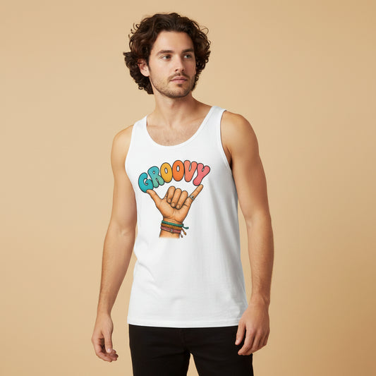 Mujer con camiseta de tirantes blanca con diseño retro “Groovy” y mano haciendo el gesto de paz