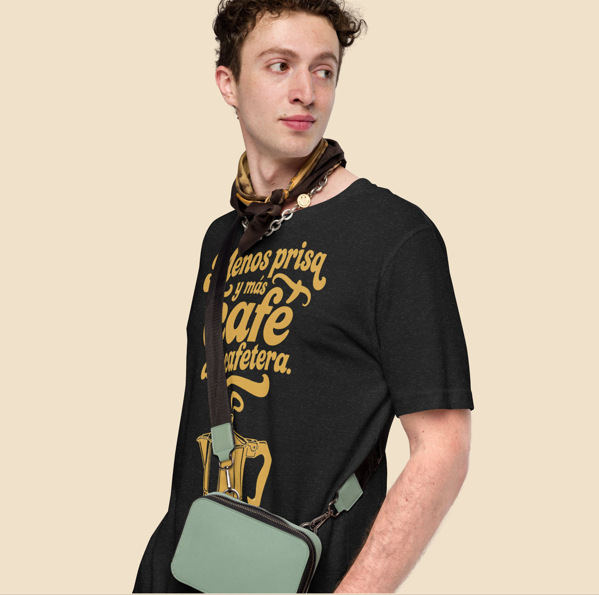 Hombre vistiendo una camiseta negra de corte holgado con diseño vintage de cafetera clasica, ideal para amantes del cafe.