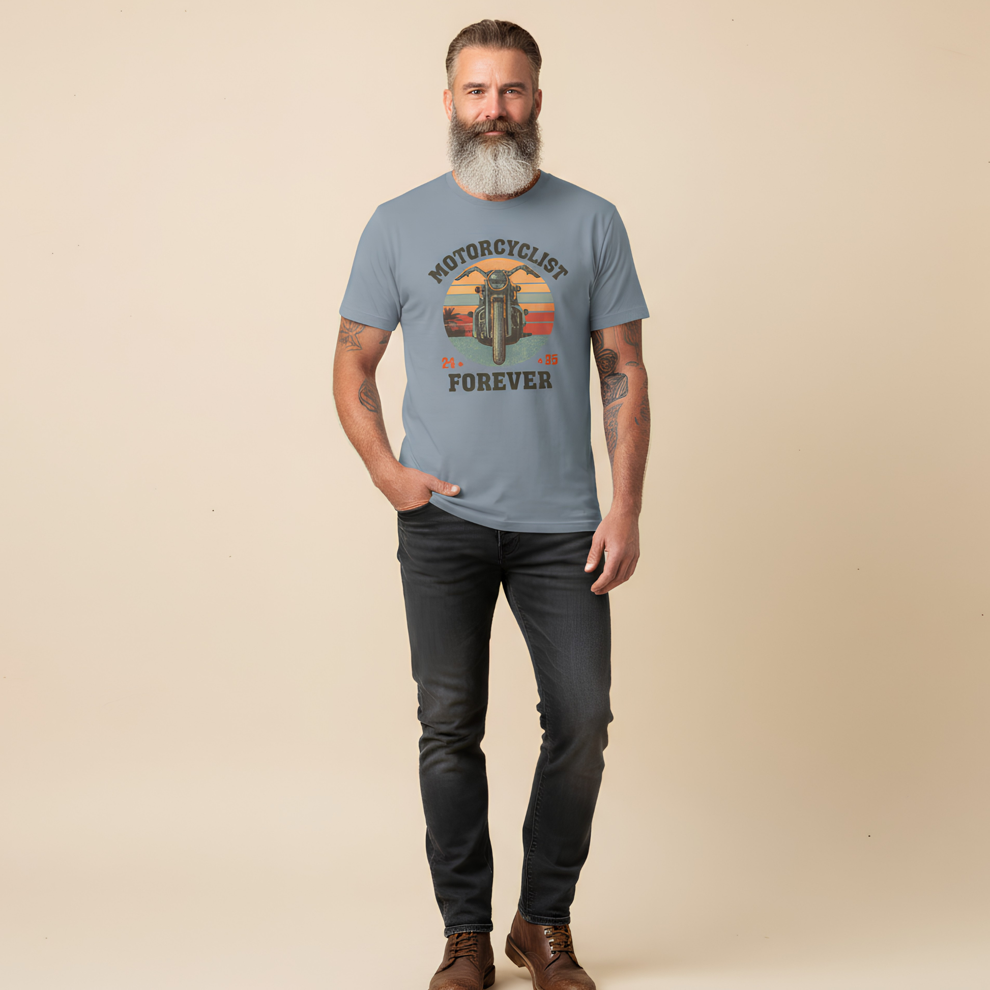 Hombreposando con una mano en el bolsillo con camiseta  desgastado de estilo vintage Motorcyclist Forever.