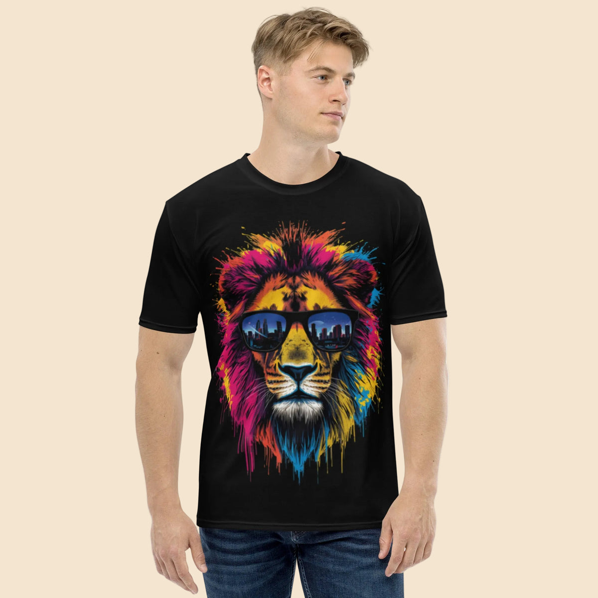 Hombre vistiendo camiseta de impresión total negra con gráfico frontal de león flúor y reflejo de skyline metropolitano.