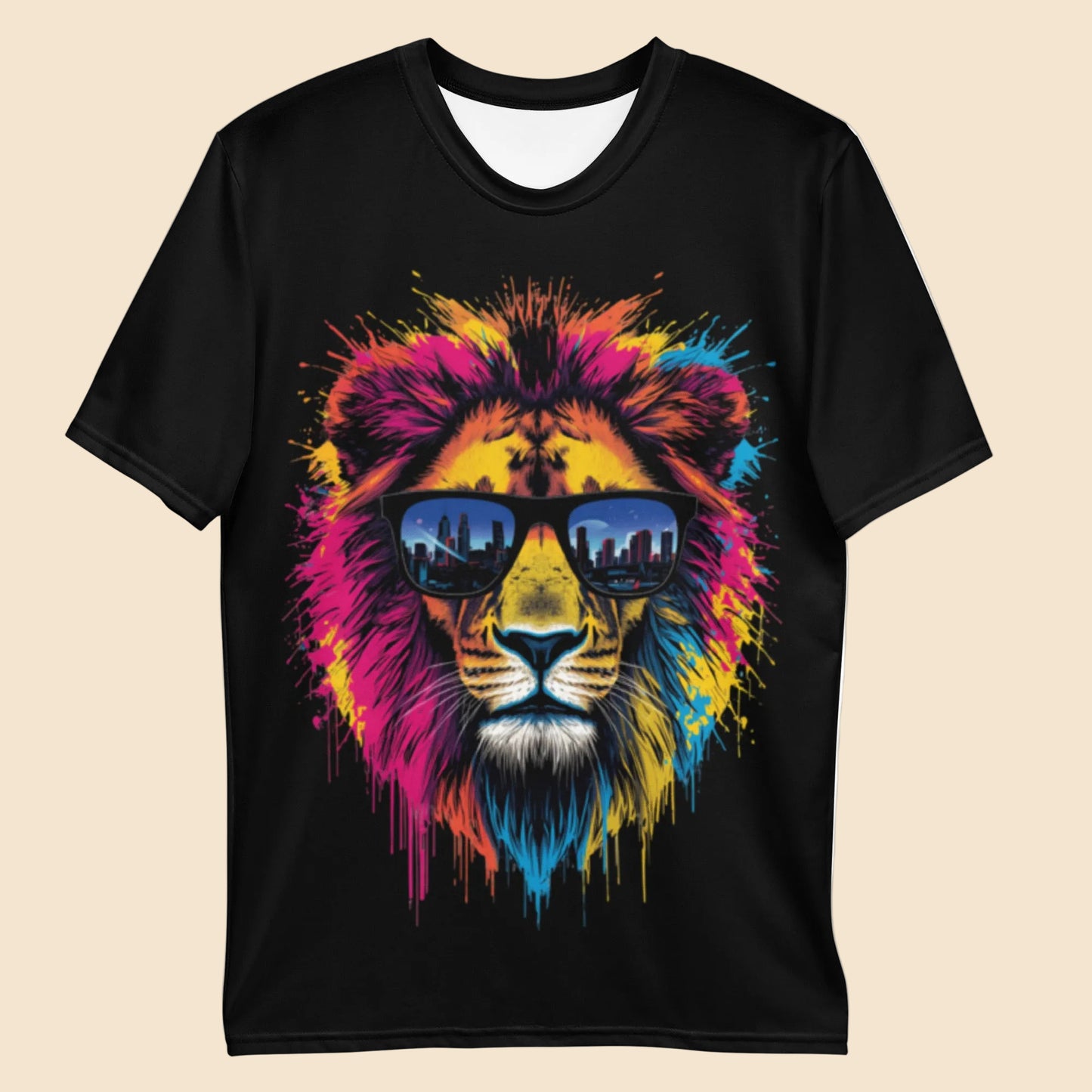 Camiseta unisex all-over de fondo negro con ilustración central de un león en colores neón y gafas de sol que reflejan una ciudad.