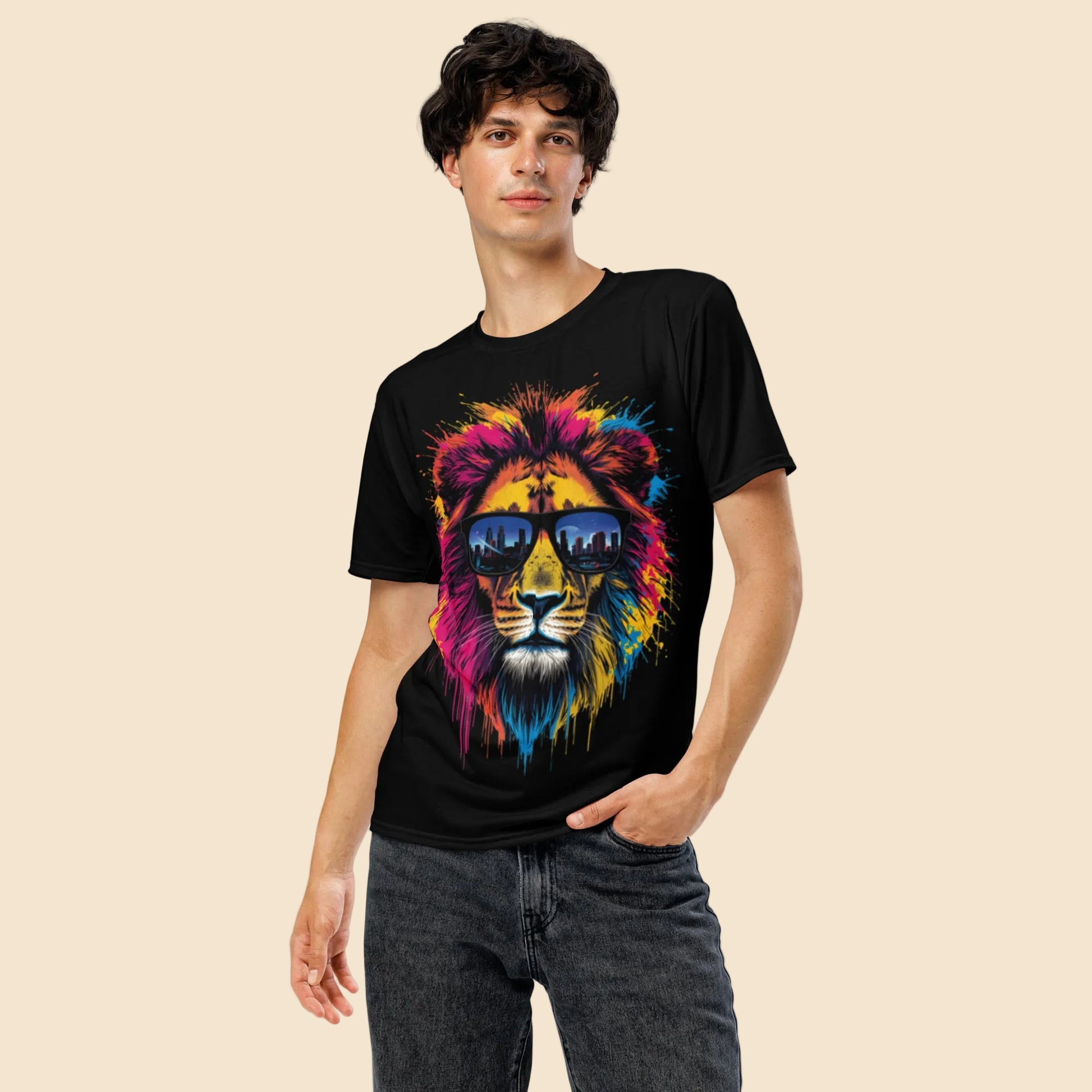 Hombre vistiendo camiseta unisex all-over oscura con diseño gráfico impactante de león multicolor en estilo arte urbano.