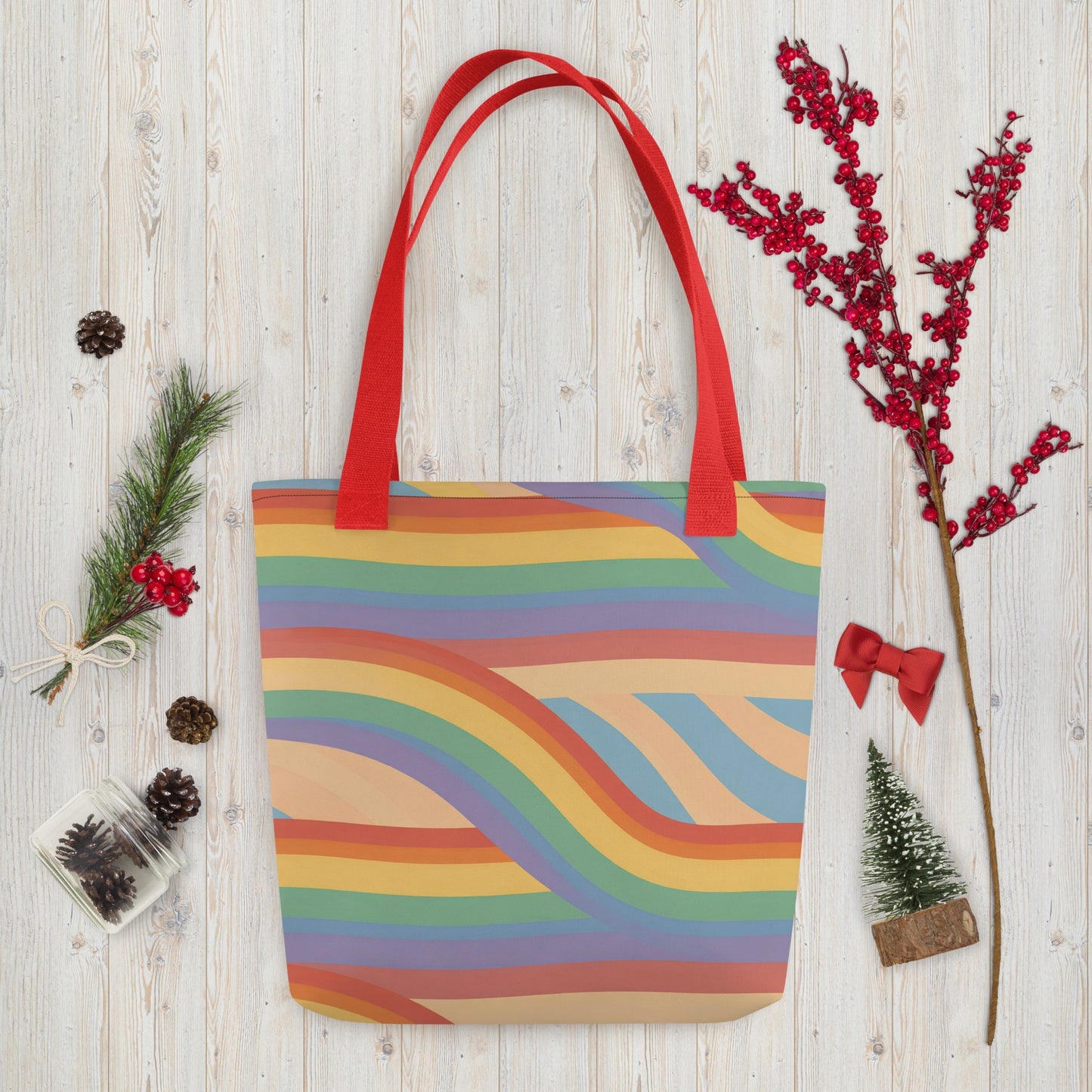 Bolsa de tela con estampado de ondas arcoíris retro apoyada sobre una superficie clara con elementos decorativos.