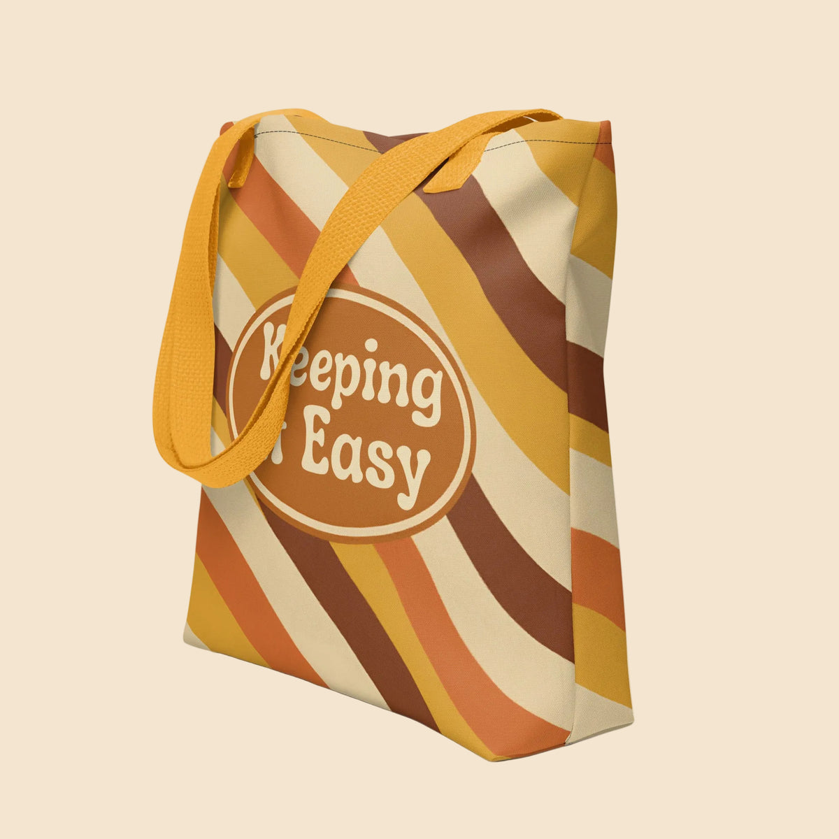 Bolsa de tela tote bag con estampado integral retro de los años 70 en tonos terracota y mostaza con el lema Keeping It Easy.