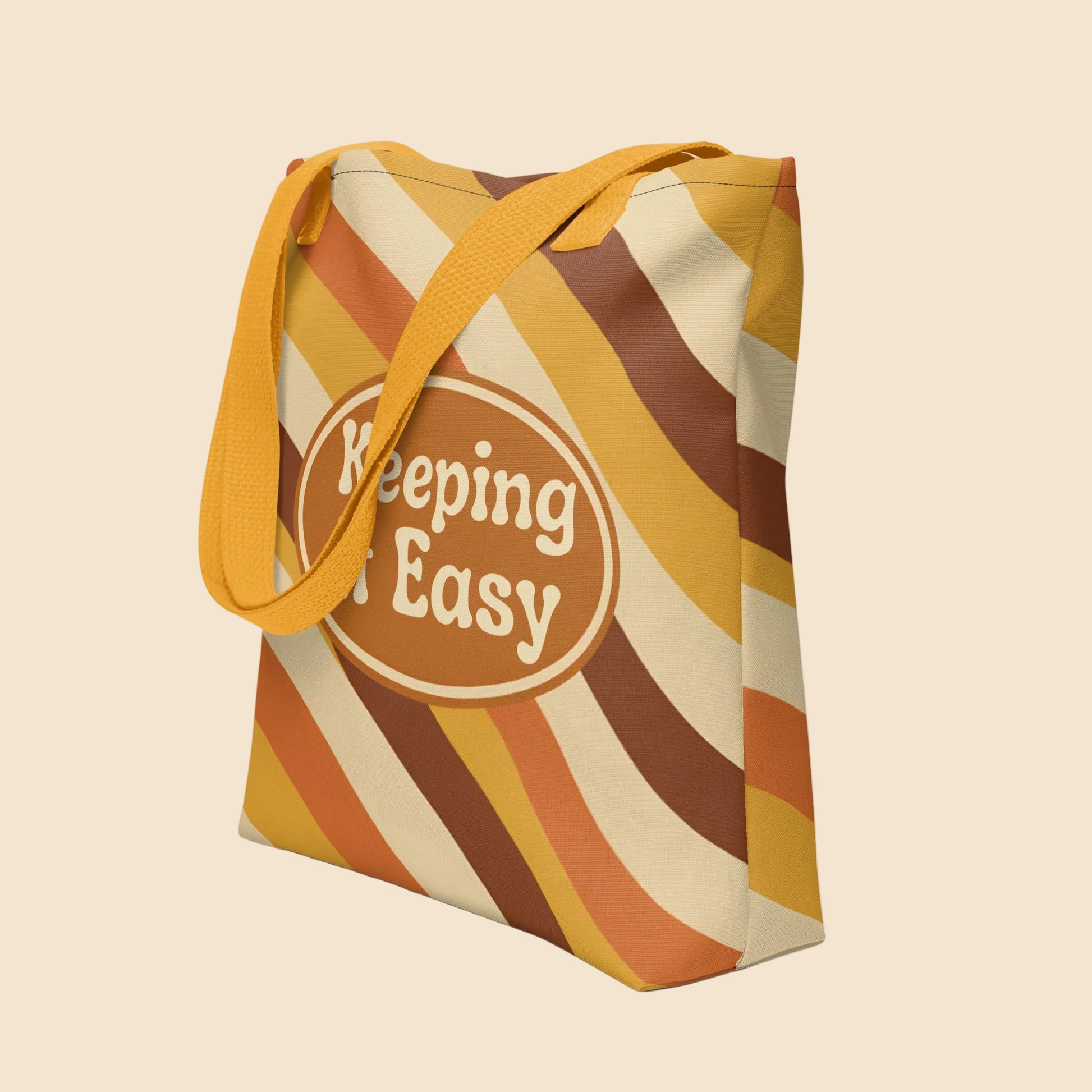 Bolsa de tela tote bag con estampado integral retro de los años 70 en tonos terracota y mostaza con el lema Keeping It Easy.
