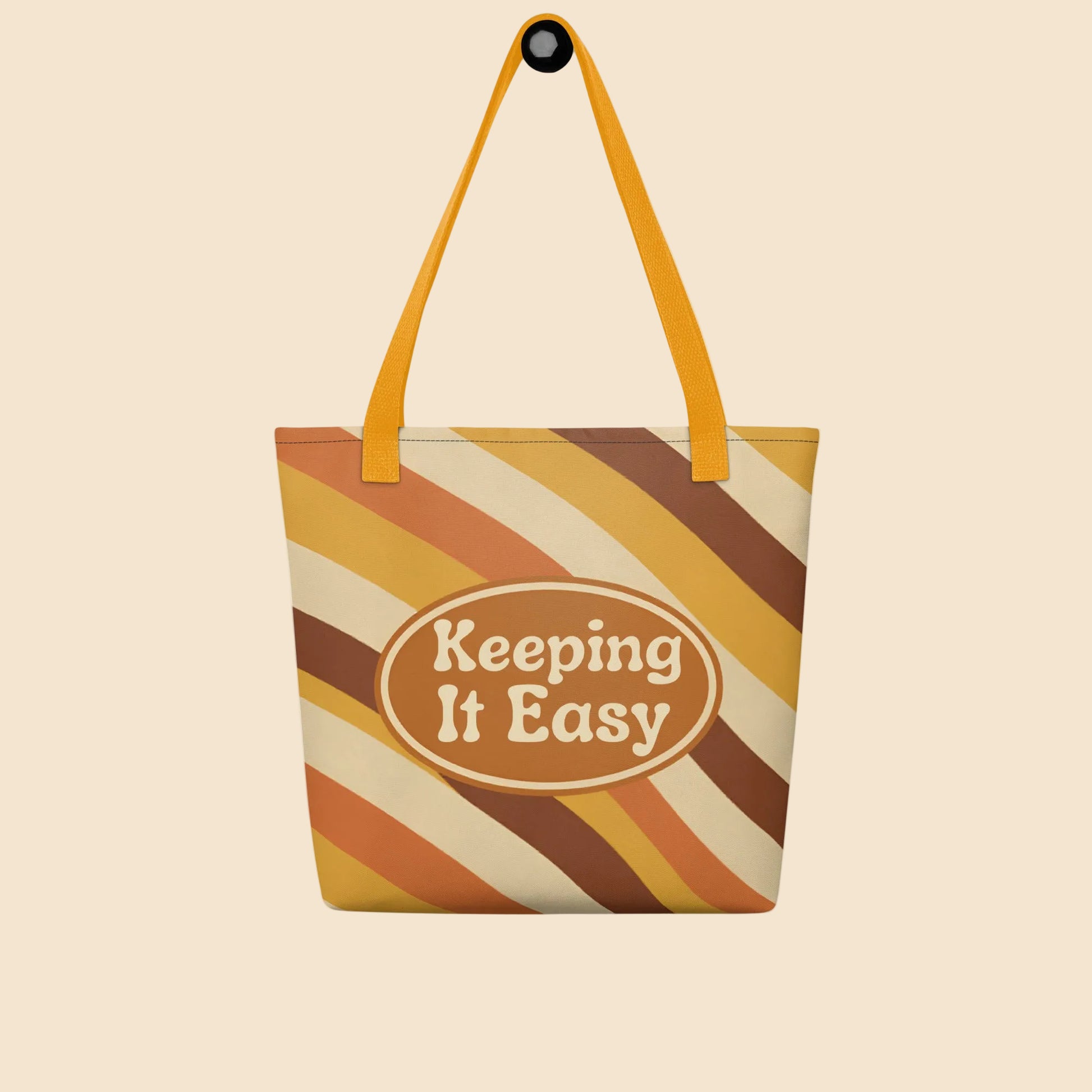 Vista frontal de la tote bag Keeping It Easy de estilo 70s mostrando el acabado de las asas de algodón en tono amarillo.