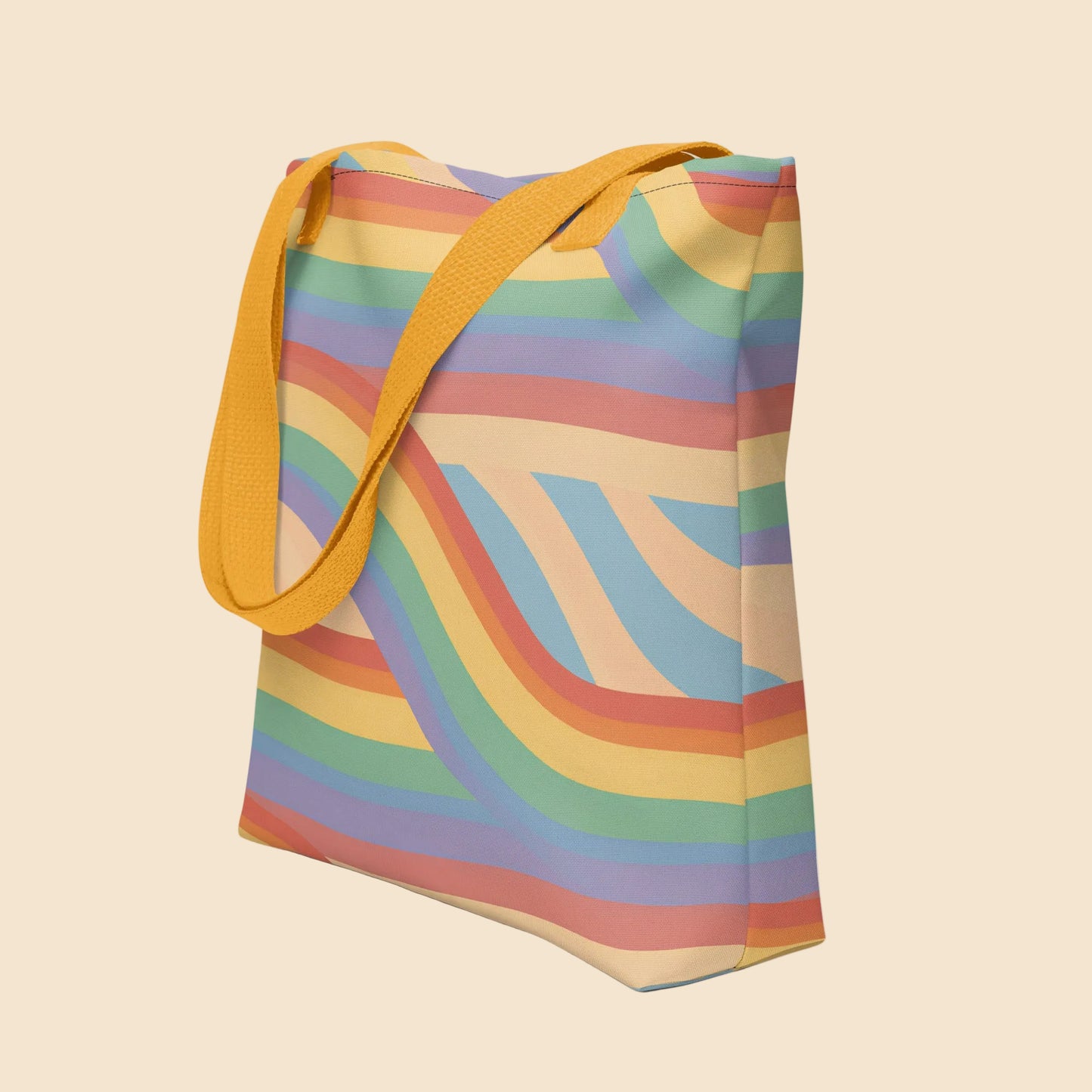 Bolsa de tela con estampado integral de ondas multicolor estilo arcoíris retro y asas en tono mostaza.