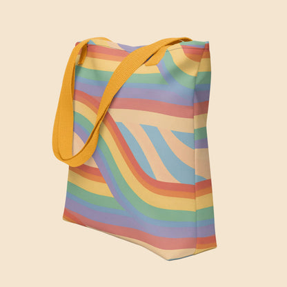 Bolsa de tela con estampado integral de ondas multicolor estilo arcoíris retro y asas en tono mostaza.