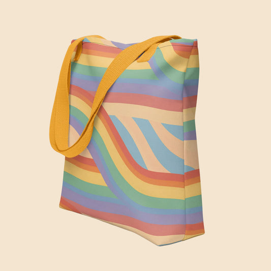 Bolsa de tela con estampado integral de ondas multicolor estilo arcoíris retro y asas en tono mostaza.