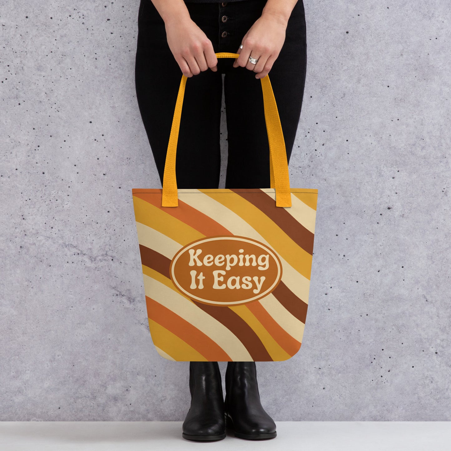Modelo llevando al hombro la bolsa de tela vintage Keeping It Easy combinada con ropa casual en un entorno urbano.