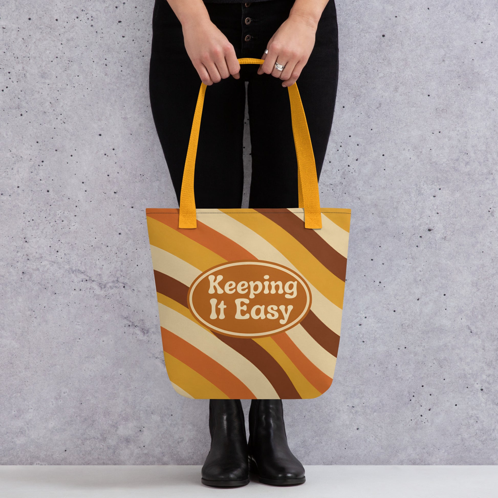 Modelo llevando al hombro la bolsa de tela vintage Keeping It Easy combinada con ropa casual en un entorno urbano.