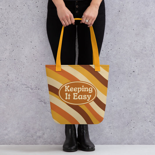Modelo llevando al hombro la bolsa de tela vintage Keeping It Easy combinada con ropa casual en un entorno urbano.