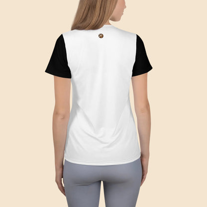 Vista trasera de camiseta de diseño all over para mujer, destacando el corte estructurado y el contraste de las mangas oscuras.