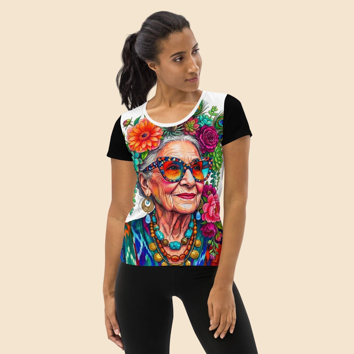  Mujer con estilo casual vistiendo una llamativa camiseta de manga corta con ilustracion exclusiva de abuela hippie y motivos florales.
