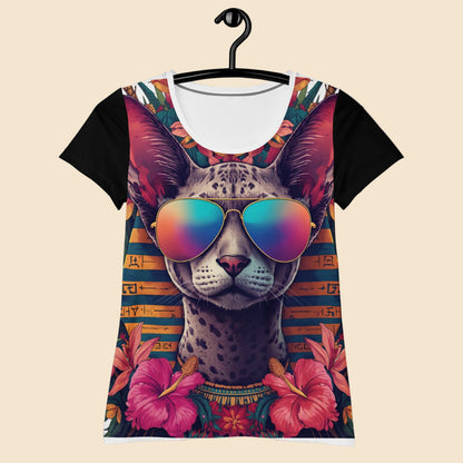Camiseta de estilo urbano para mujer colgada en una percha, mostrando el detalle de alta definicion de la ilustracion tropical retro.