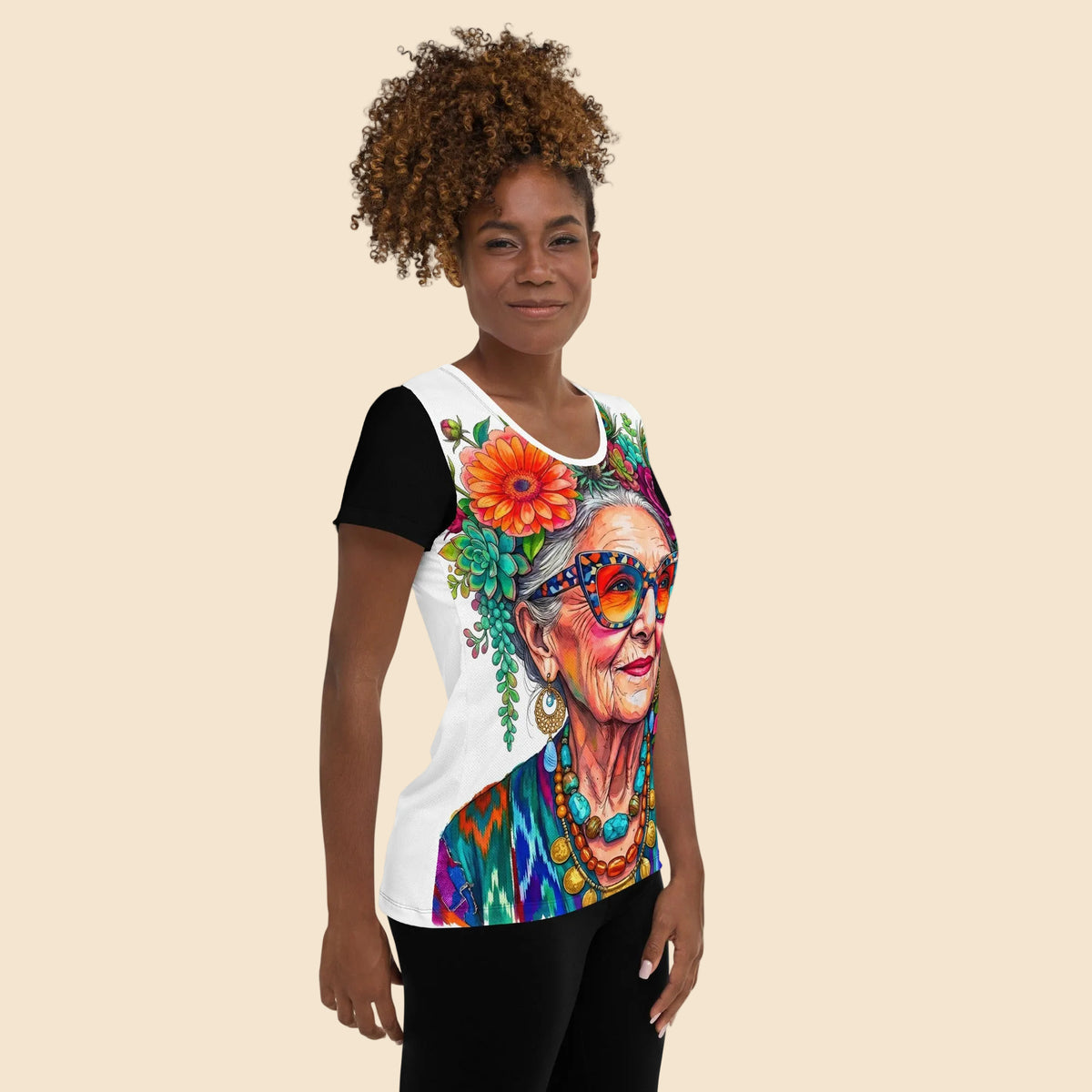 Modelo femenina de perfil luciendo una camiseta de estilo boho chic con diseño artistico vibrante y ajuste favorecedor.