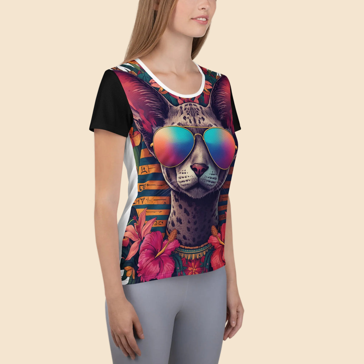 Modelo femenina de estilo casual vistiendo una llamativa camiseta de diseño exclusivo con ilustracion de gato y estetica de los años 80.
