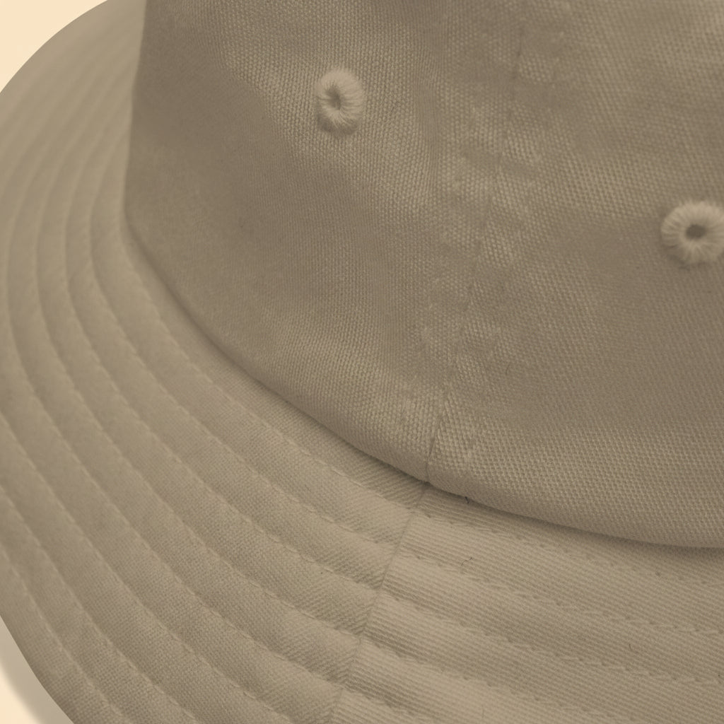 Primer plano de gorro de pescador caqui mostrando la textura del algodón premium, el perfil medio y las costuras del ala.