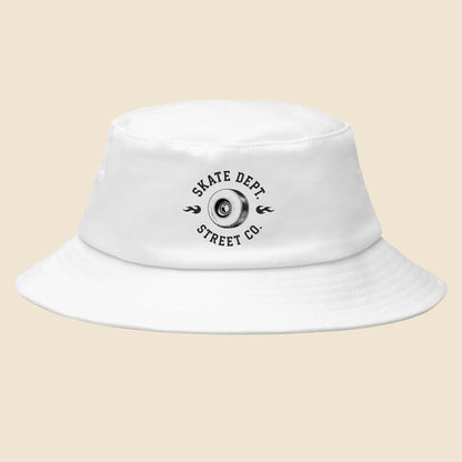 Gorro de pescador unisex en color blanco con diseño circular frontal retro Skate Dept y rueda de monopatín.
