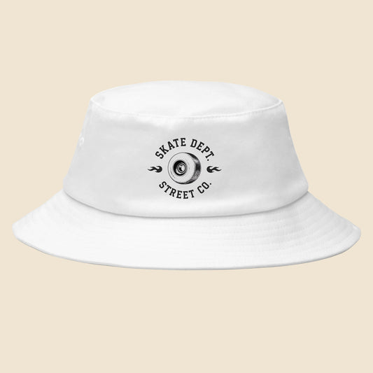 Gorro de pescador unisex en color blanco con diseño circular frontal retro Skate Dept y rueda de monopatín.