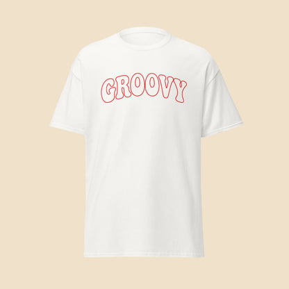 Camiseta blanca unisex con diseño tipográfico "Groovy" inspirado en la estética retro de los años 70.