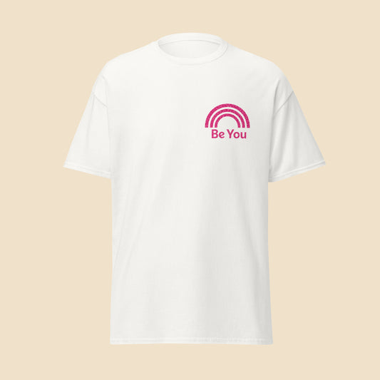 Camiseta blanca unisex con diseño rosa Be You y arcoíris inspirado en Pride y expresión personal.