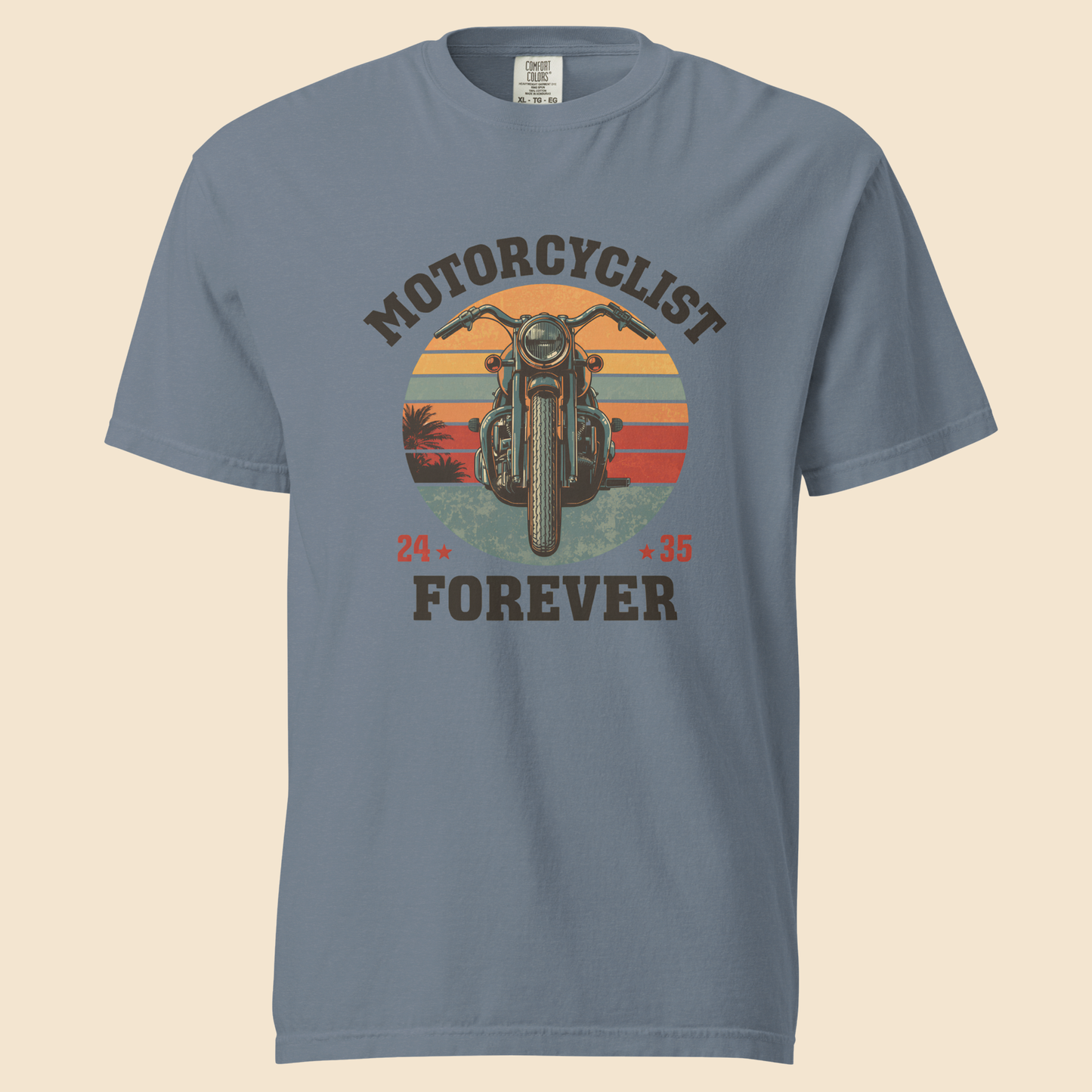 Camiseta blanca premium de algodon grueso con diseño vintage Motorcyclist Forever y atardecer retro.