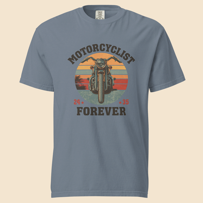 Camiseta blanca premium de algodon grueso con diseño vintage Motorcyclist Forever y atardecer retro.