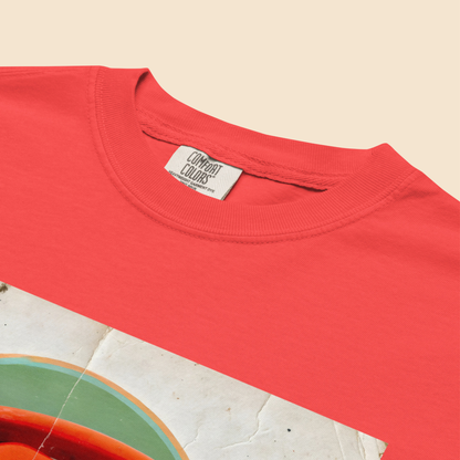 Primer plano del cuello de una camiseta roja premium mostrando el detalle de las costuras reforzadas y el tejido lavado a la piedra.