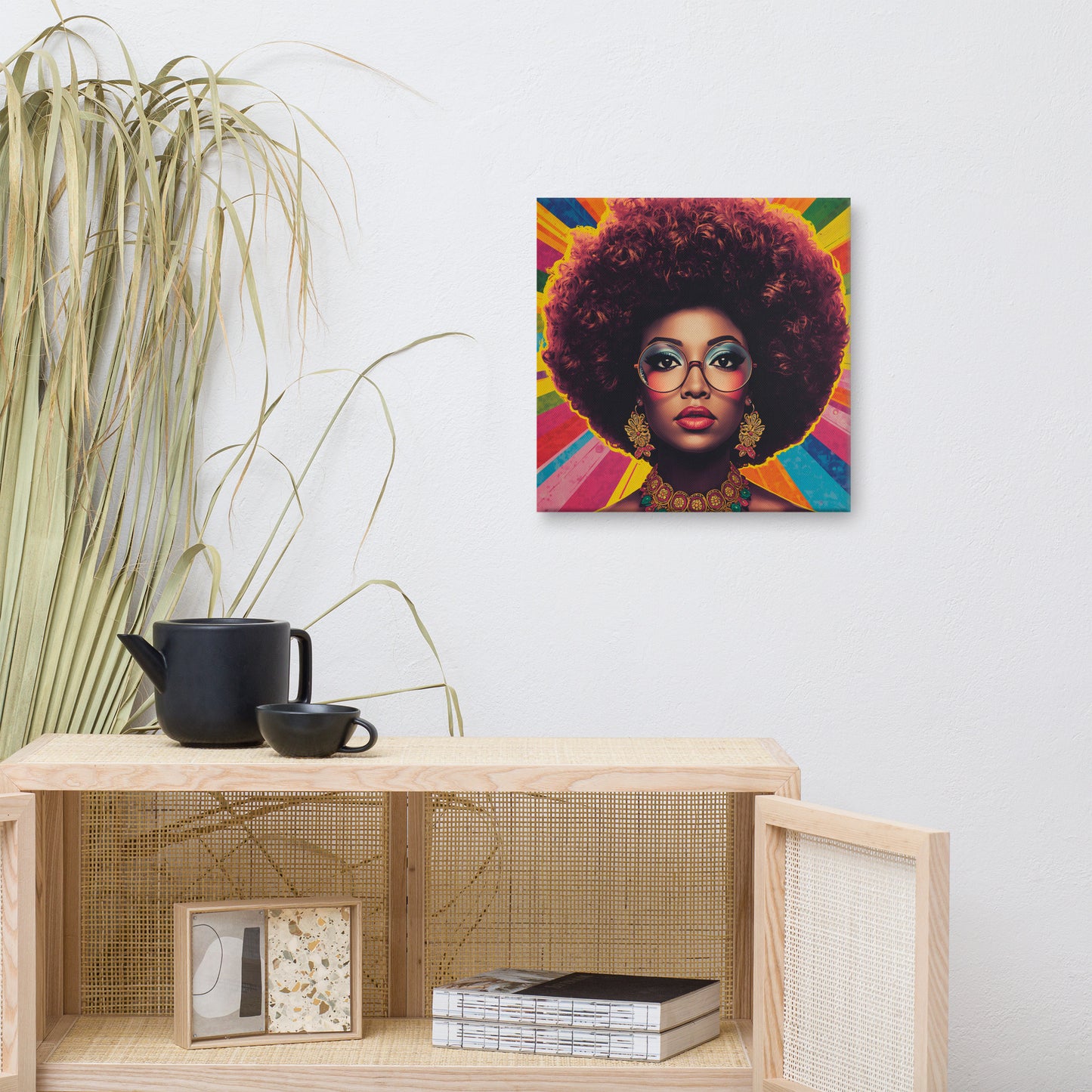 Mujer sosteniendo un lienzo cuadrado con retrato femenino de estética retro y fondo multicolor
