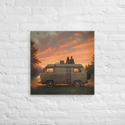 Lienzo cuadrado con escena de una camper vintage al atardecer colocado en un espacio interior