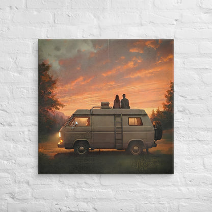 Lienzo cuadrado vintage con una pareja junto a una camper clásica contemplando el atardecer