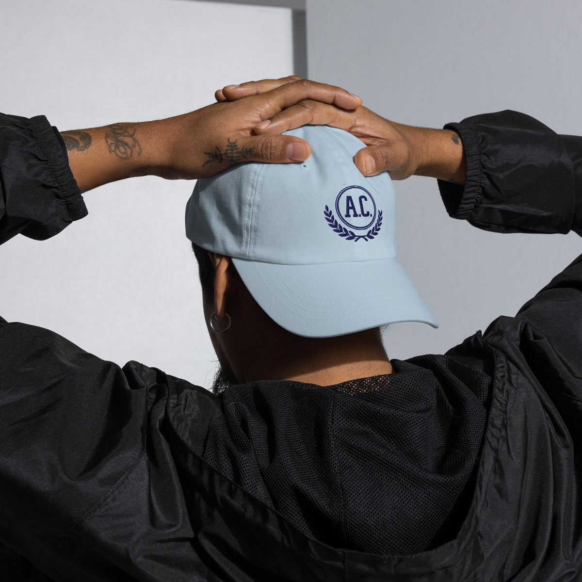 Vista posterior de hombre vistiendo gorra dad hat azul claro 