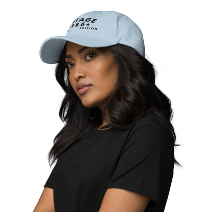 Mujer con camiseta negra y gorra azul claro Vintage 1986 de estilo vintage