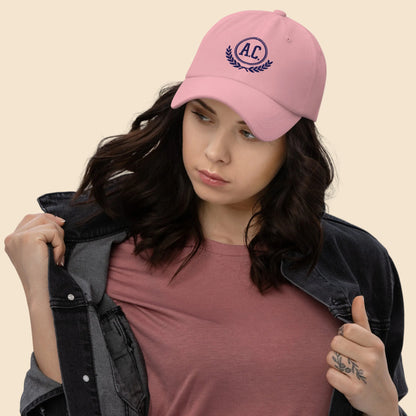  Mujer ajustándose una gorra clásica rosa con bordado frontal retro
