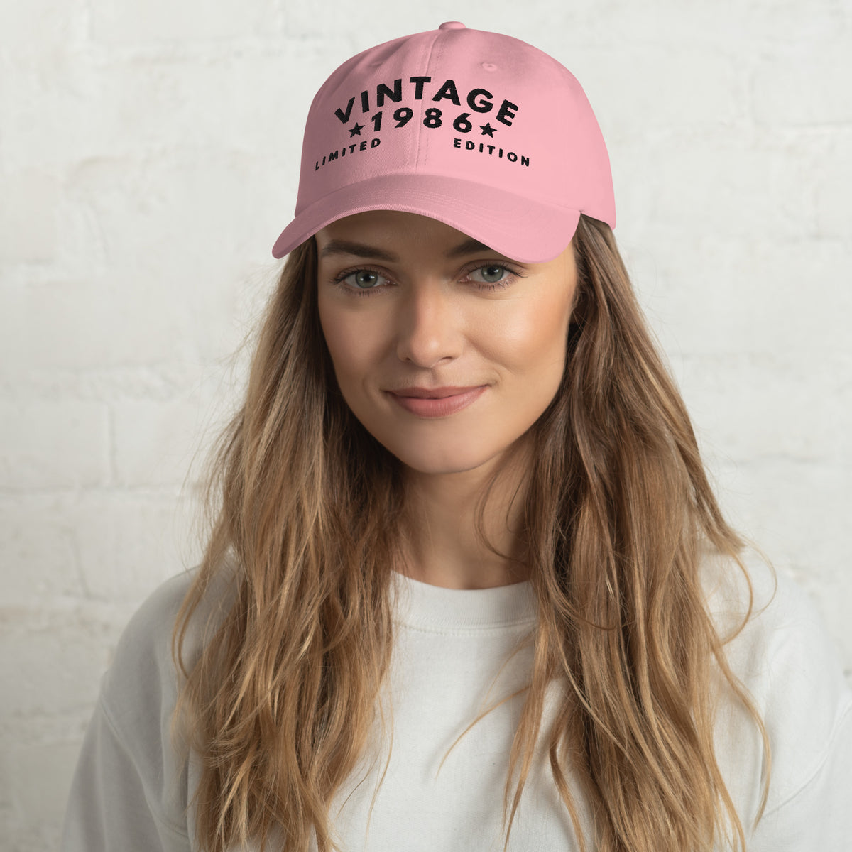 Mujer con camiseta rosa y gorra rosa Vintage 1986 de estilo retro